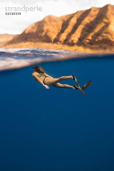 Frau mit Flossen schwimmt unter Wasser  Oahu  Hawaii  USA