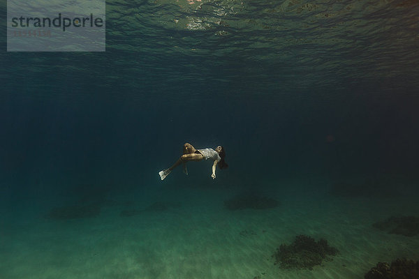 Frau schwimmt unter Wasser  Oahu  Hawaii  USA