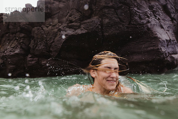 Frau im Meer mit Kopfschütteln und Plätschern  Oahu  Hawaii  USA