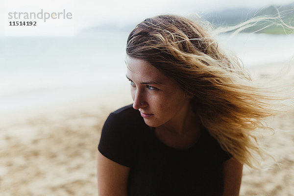 Porträt einer Frau am Strand mit Blick in die Ferne  Oahu  Hawaii  USA