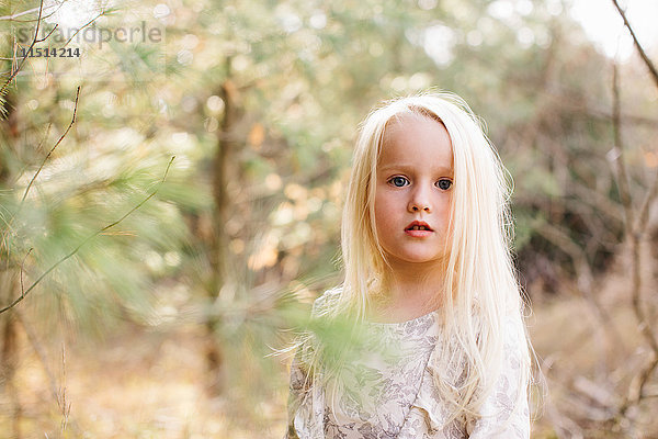 Blondhaariges Mädchen im Wald