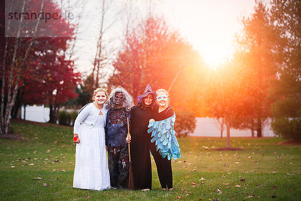 Gruppe von Freunden in Halloween-Kostümen