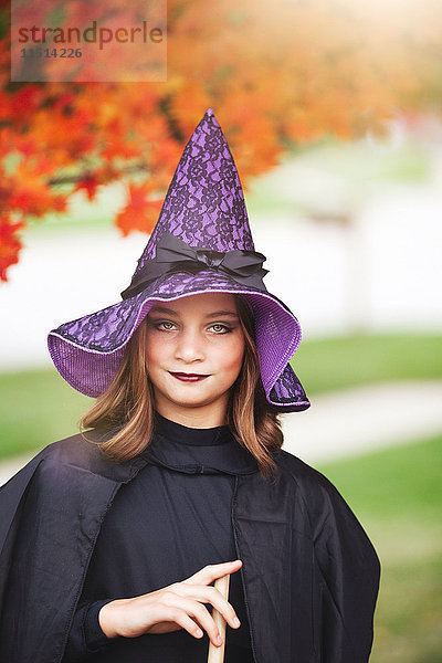 Zu Halloween als Hexe verkleidetes Mädchen
