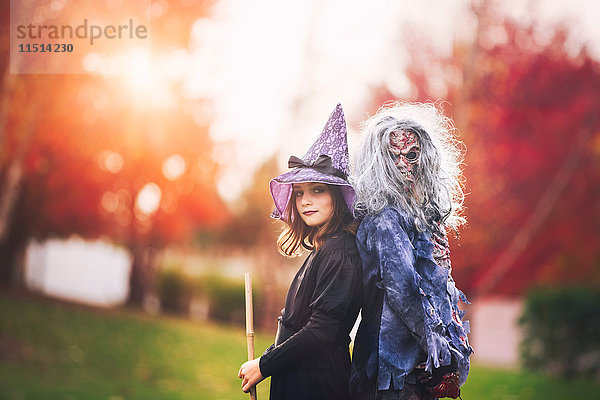 Als Hexe und Zombie verkleidete Freunde