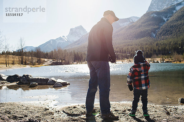 Grossvater und Enkel am Fluss  Rückansicht  Rocky Mountains  Canmore  Alberta  Kanada