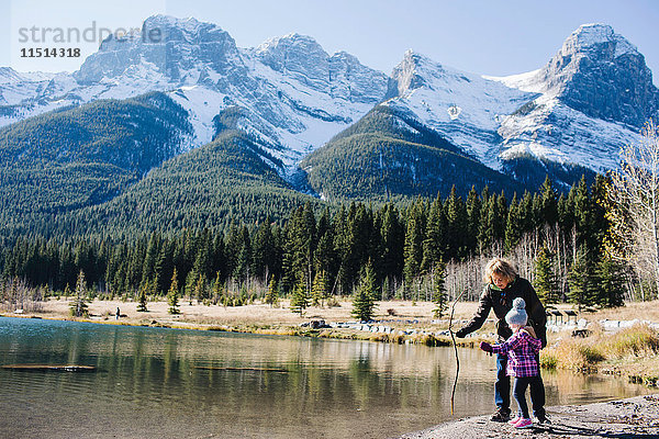 Grossmutter und Enkelin am Fluss  Three Sisters  Rocky Mountains  Canmore  Alberta  Kanada