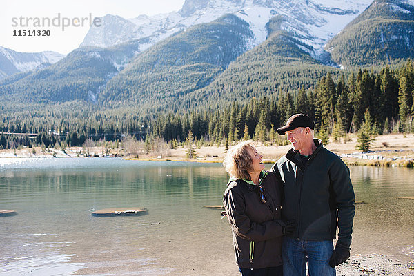 Älteres Ehepaar am Fluss stehend  Drei Schwestern  Rocky Mountains  Canmore  Alberta  Kanada