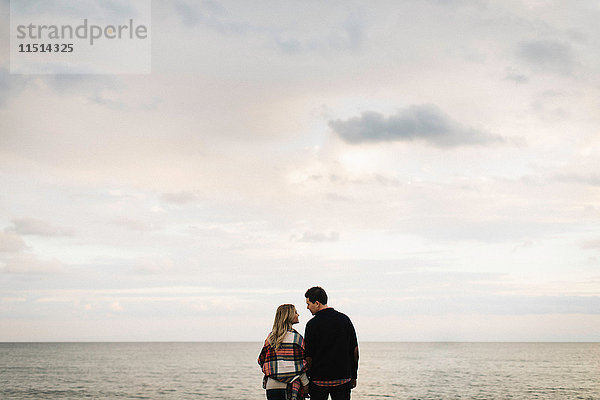 Junges Paar im Freien  am Meer  Rückansicht