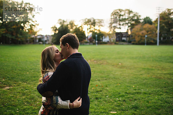 Junges Paar im Freien  umarmend  küssend