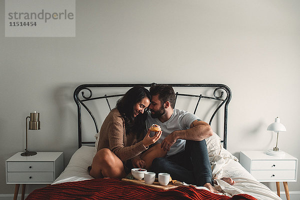 Romantisches Paar beim Frühstück im Bett