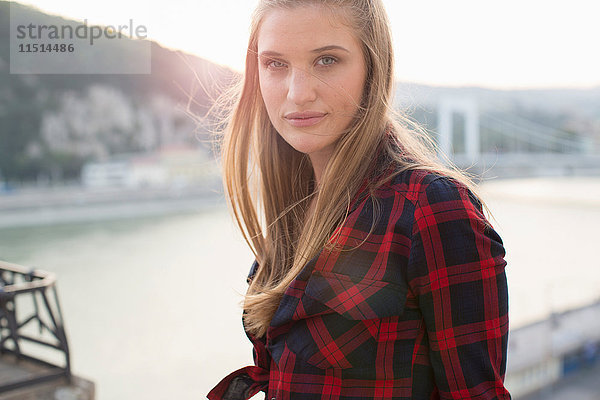 Porträt einer jungen Frau auf der Dachterrasse am Wasser  Budapest  Ungarn