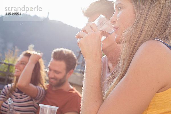 Paare trinken bei Dachterrassenparty