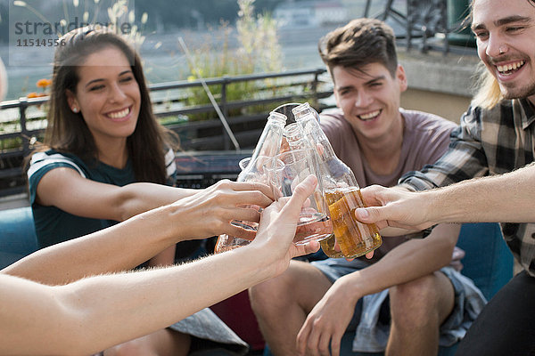 Erwachsene Freunde stoßen auf Dachterrassenparty an  Budapest  Ungarn