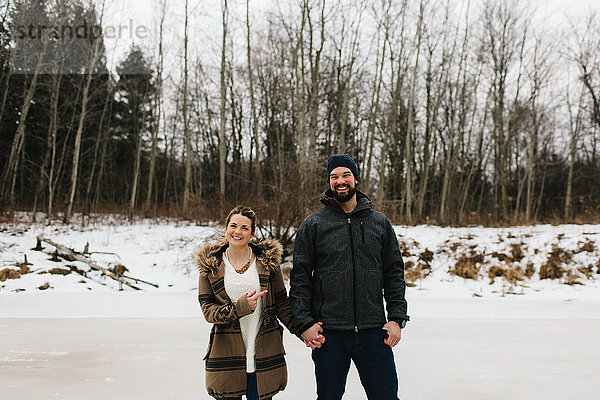 Glückliches Paar auf gefrorenem See  Whitby  Ontario  Kanada