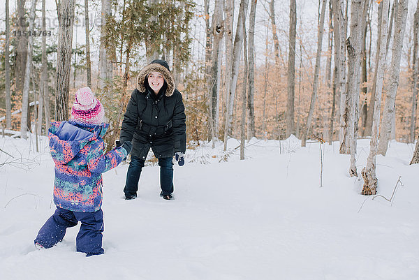 Mutter und Tochter spielen im Schnee  Peterborough  Ontario