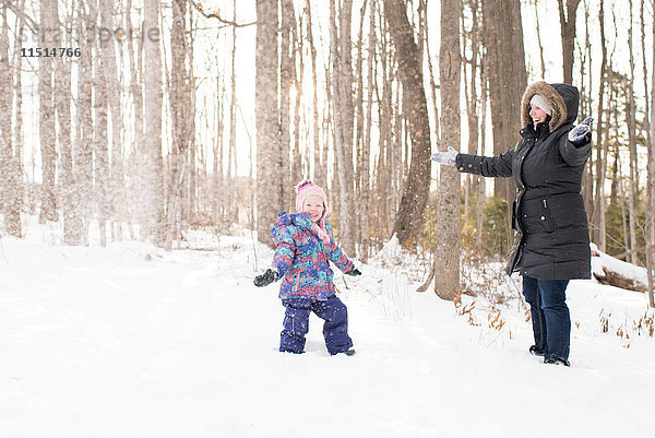 Mutter und Tochter spielen im Schnee  Peterborough  Ontario