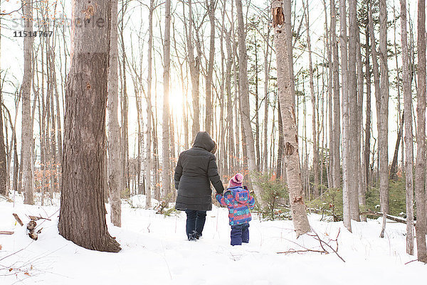 Mutter und Tochter gehen im Schnee spazieren  Peterborough  Ontario