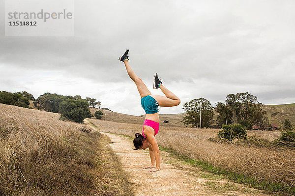 Mittleres Training für erwachsene Frauen  Handstand auf Feldwegen