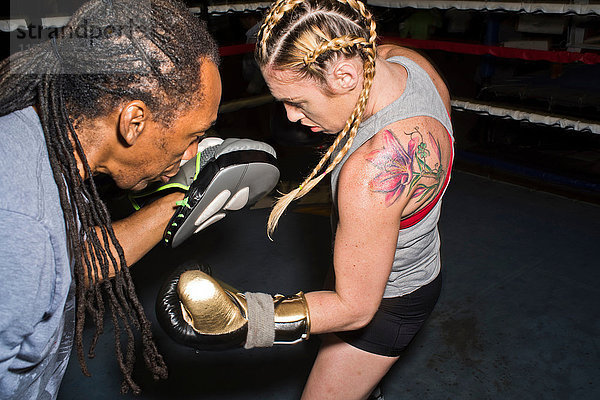 Boxhandschuh für Boxerinnen im Boxring