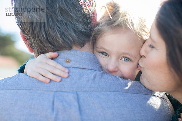 Nahaufnahme eines Paares im mittleren Erwachsenenalter  Mutter küsst Tochter auf die Wange