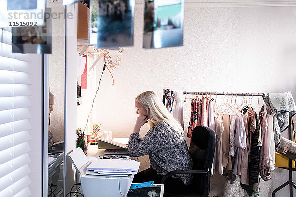 Studentinnen studieren im Schlafzimmer in ihrem gemeinsamen Studentenhaus