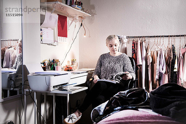 Studentinnen studieren im Schlafzimmer in ihrem gemeinsamen Studentenhaus