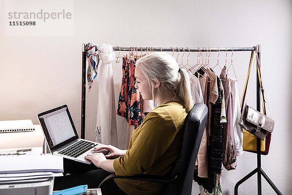 Studentinnen studieren im Schlafzimmer in ihrem gemeinsamen Studentenhaus