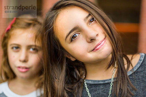 Porträt eines selbstbewussten Mädchens vor ihrer Schwester
