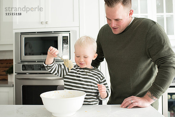 Vater und Sohn backen zusammen  Sohn mischen Mischung