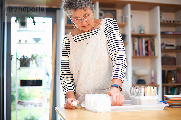 Ältere Frau in der Küche  Kosmetikherstellung