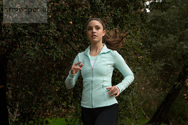 Junge Frau beim Sport  Laufen  im Freien