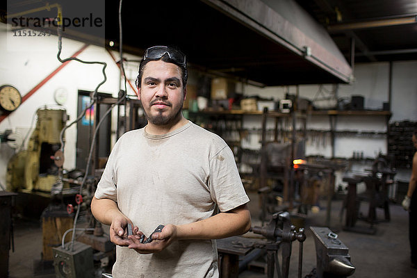 Porträt eines männlichen Metallschmieds in der Werkstatt