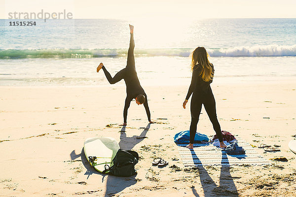 Surferpaar beim Cartwheeling am Newport Beach  Kalifornien  USA