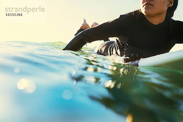 Junge Surferin paddelt auf dem Surfbrett auf See  Newport Beach  Kalifornien  USA