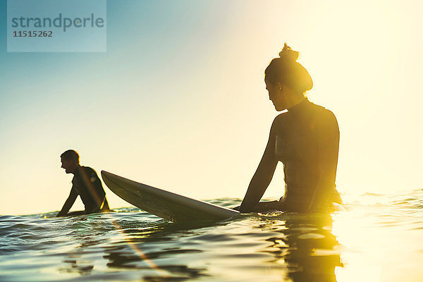 Surferpaar watend im Meer  Newport Beach  Kalifornien  USA