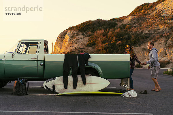 Surferpaar mit Pickup in Newport Beach  Kalifornien  USA