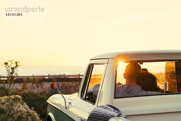 Rückansicht eines Paares in einem Kleintransporter beim Sonnenuntergang in Newport Beach  Kalifornien  USA