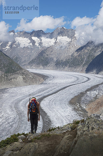 Kaukasischer Mann beim Wandern in verschneiten Bergen