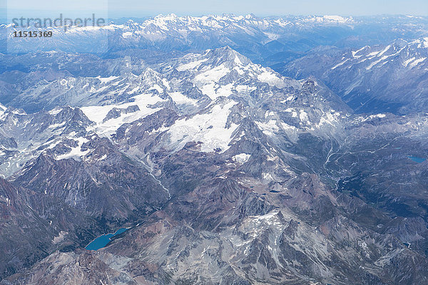 Luftaufnahme einer verschneiten Berglandschaft