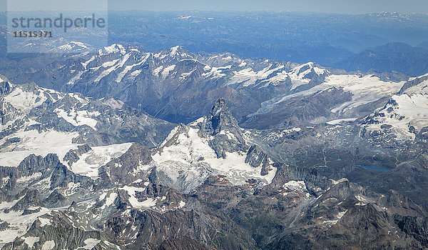 Luftaufnahme einer verschneiten Berglandschaft