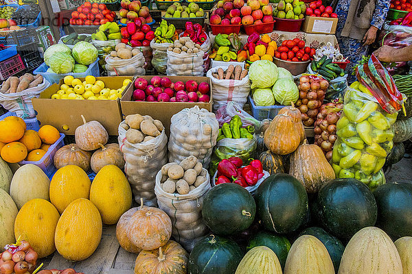 Vielfalt an frischem Obst und Gemüse auf dem Markt