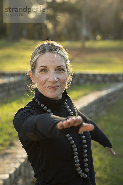 Porträt einer kaukasischen Frau  die im Park Yoga übt