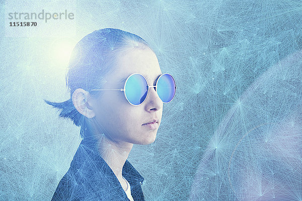 Mixed Race Mädchen mit Sonnenbrille im Cyberspace