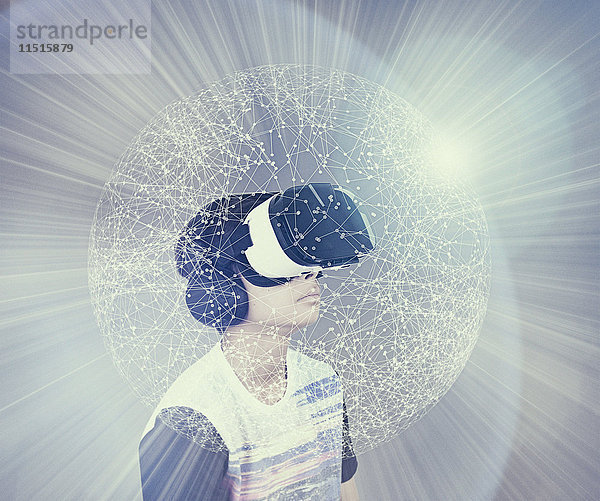 Mixed-Race-Junge trägt Virtual-Reality-Brille in glühender Kugel