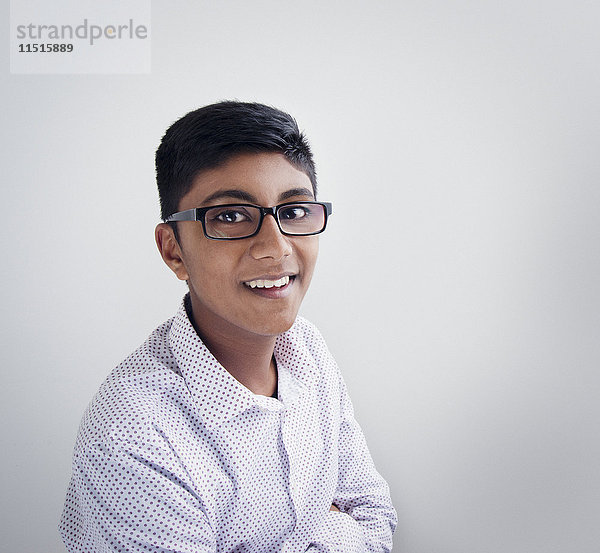 Porträt eines lächelnden indischen Jungen aus Fidschi mit Brille