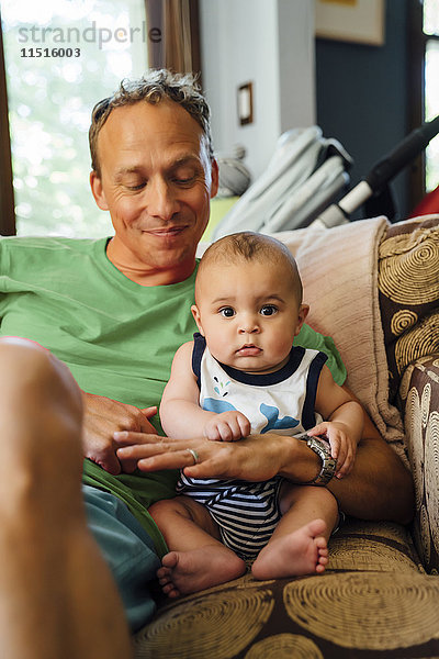 Lächelnder Vater hält seinen kleinen Sohn