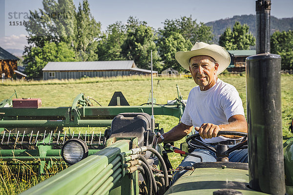 Porträt eines kaukasischen Landwirts auf einem Traktor