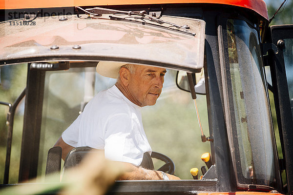 Kaukasischer Landwirt fährt Traktor