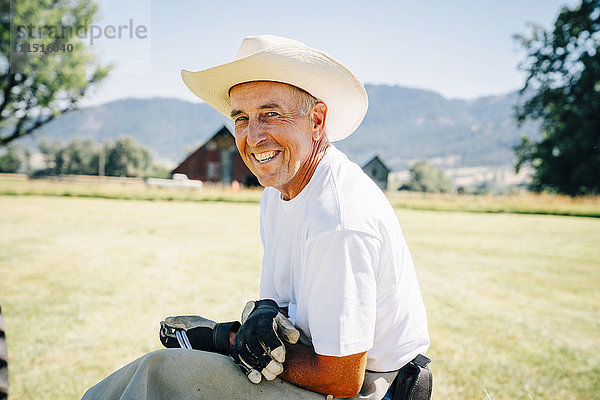Porträt eines lächelnden kaukasischen Landwirts