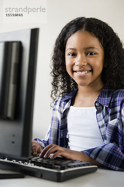 Mixed Race Mädchen mit Computer
